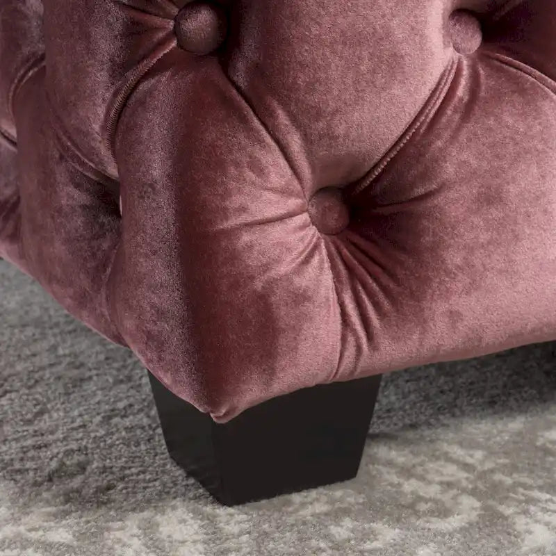 Pouf in velluto con trapuntatura a bottoni e gambe in legno di betulla