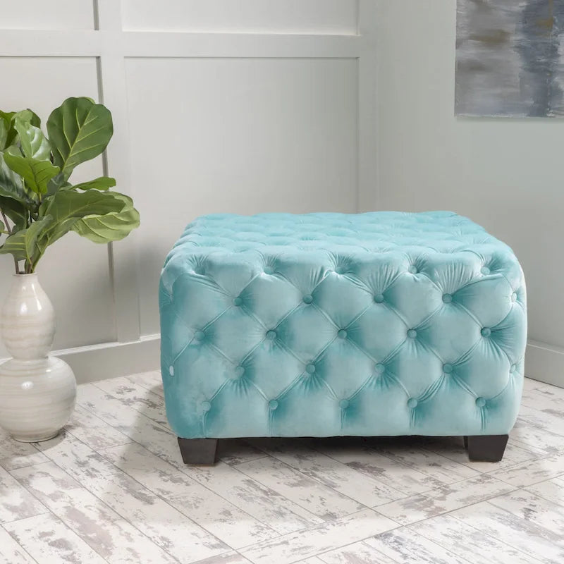 Pouf in velluto con trapuntatura a bottoni e gambe in legno di betulla
