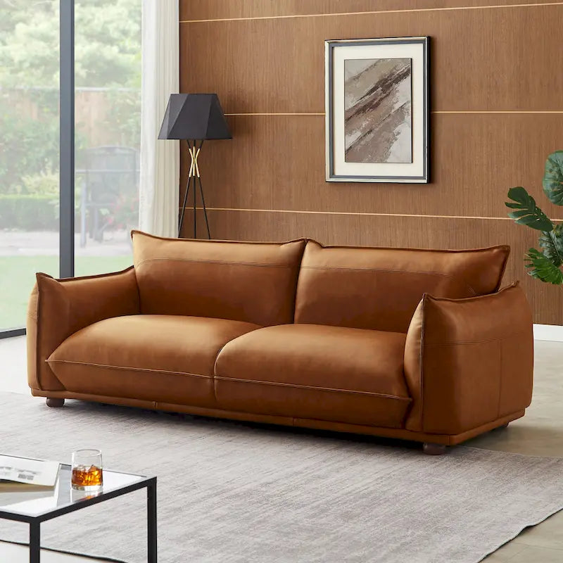 Divano a tre posti in vera pelle color cognac con gambe in legno