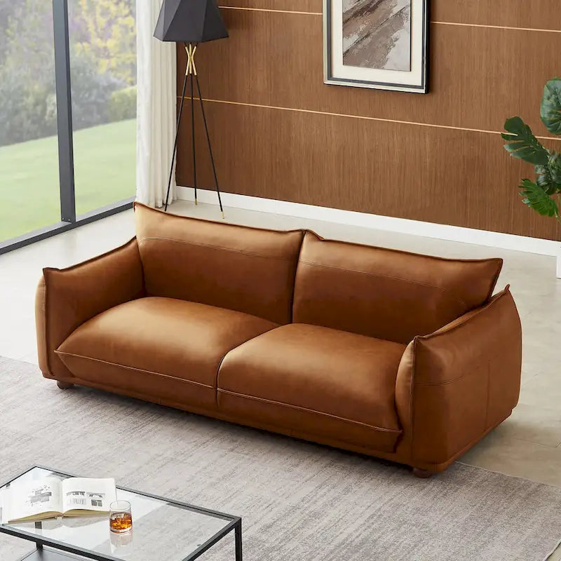 Divano a tre posti in vera pelle color cognac con gambe in legno