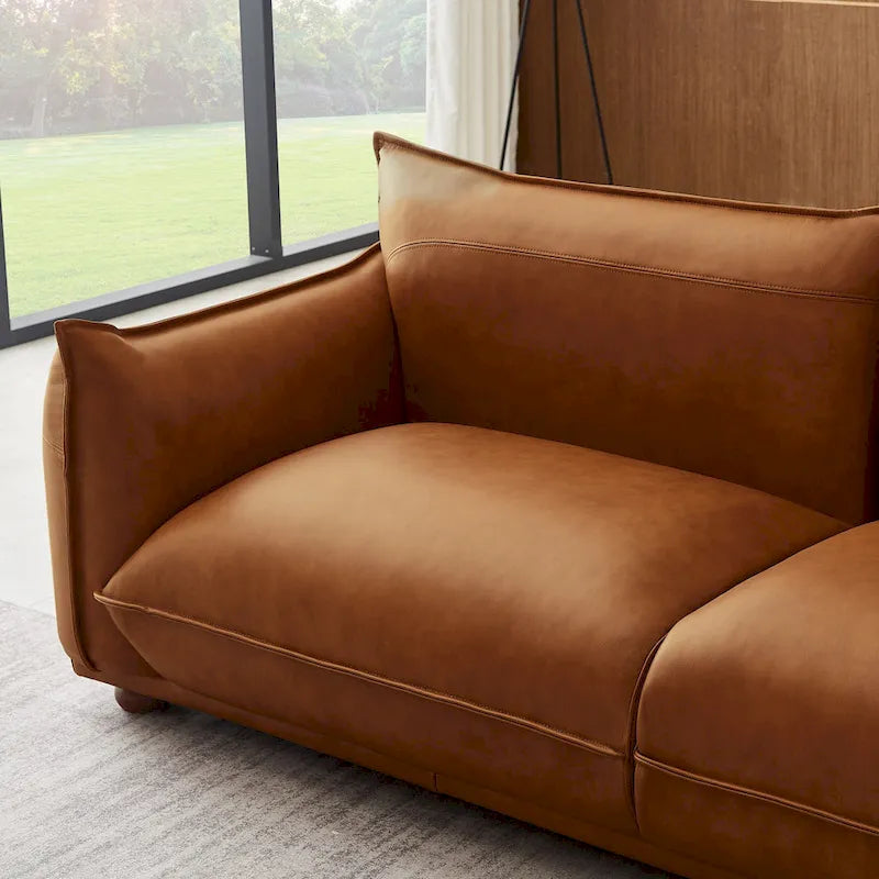 Divano a tre posti in vera pelle color cognac con gambe in legno
