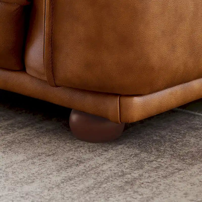 Divano a tre posti in vera pelle color cognac con gambe in legno
