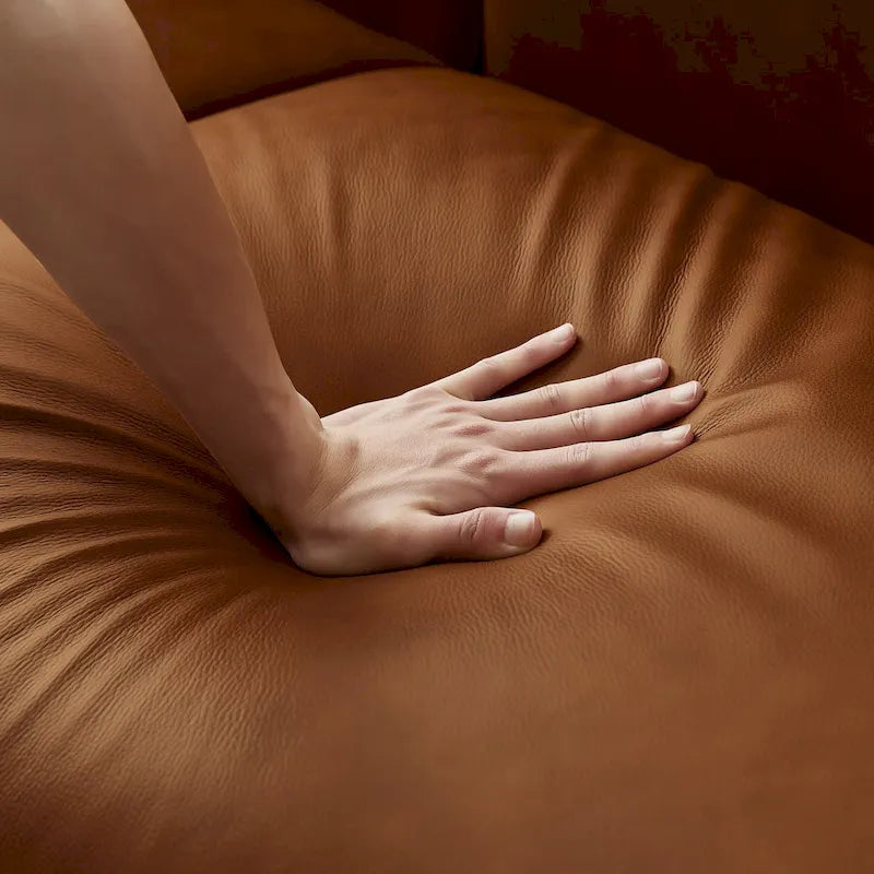 Divano a tre posti in vera pelle color cognac con gambe in legno