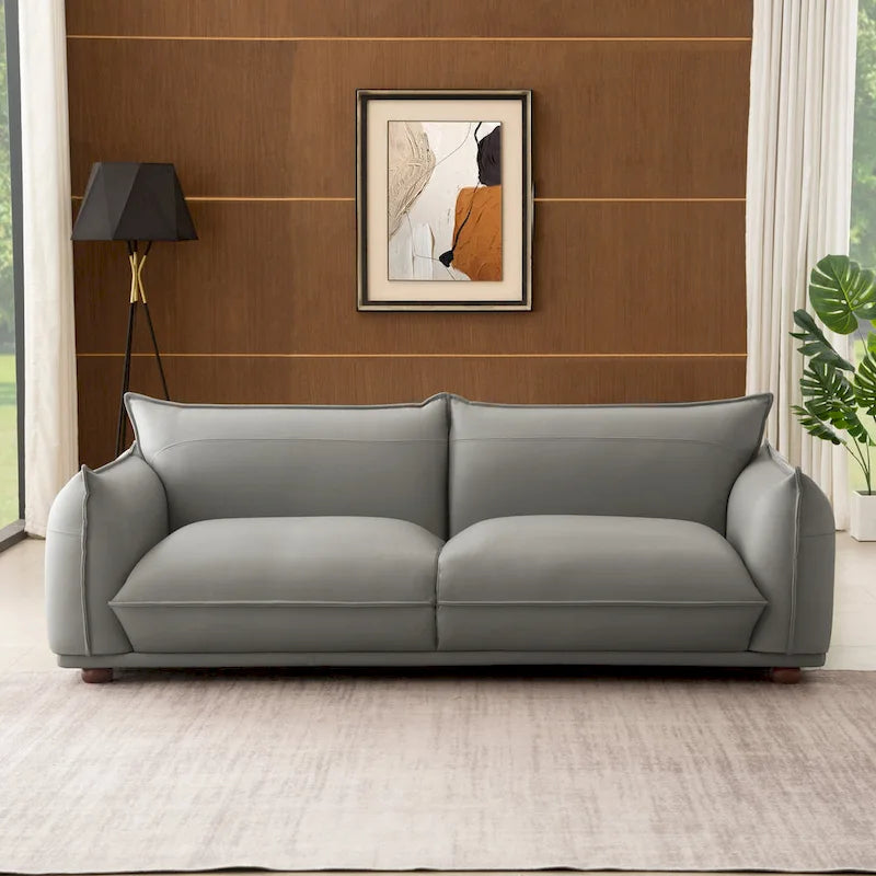 Divano a tre posti in vera pelle color cognac con gambe in legno