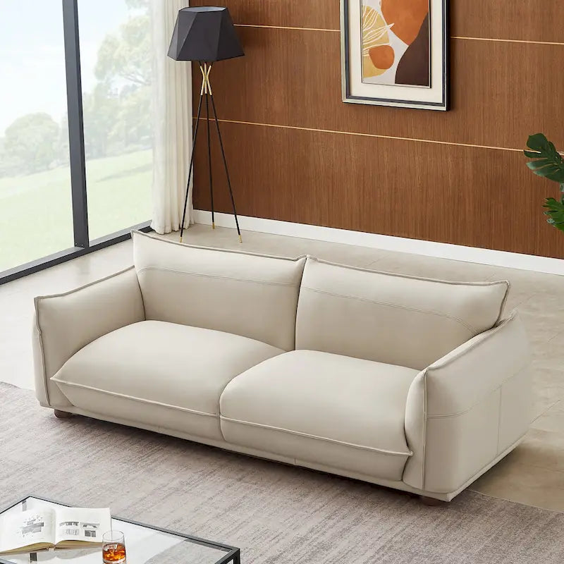 Divano a tre posti in vera pelle color cognac con gambe in legno
